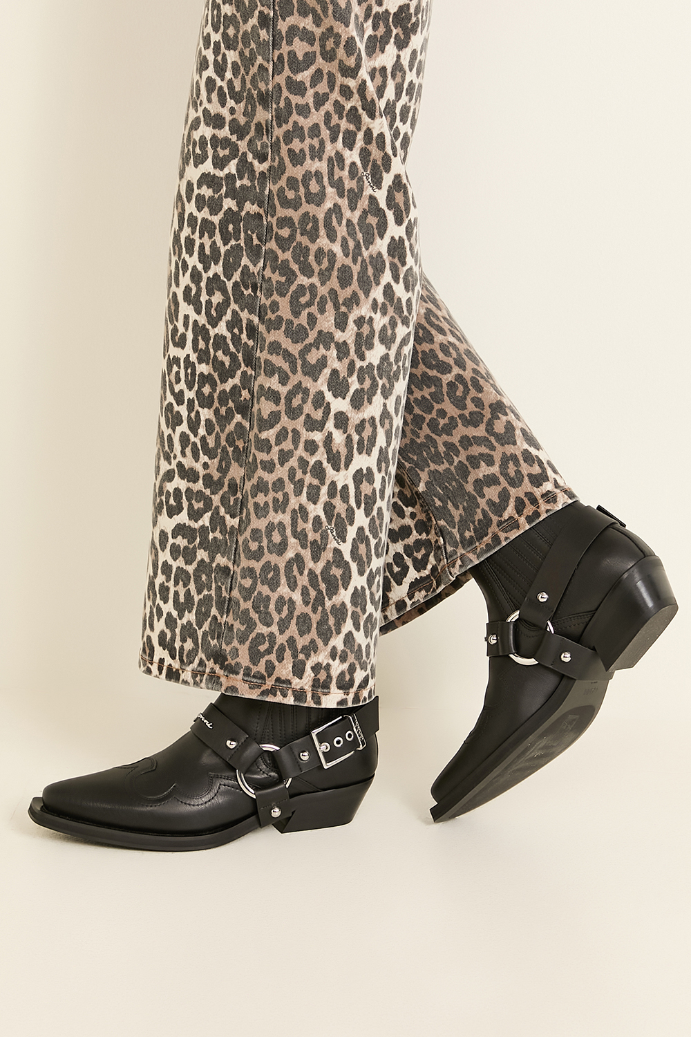 תמונת כל הלוק של מגפוני צ'לסי ווסטרן